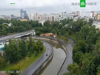 Машина рухнула в Яузу в центре Москвы