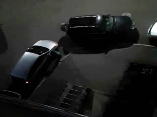 Женщина ночью разгромила припаркованное во дворе авто