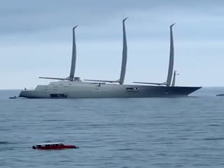 Чья это яхта?