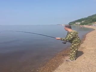 Неожиданный улов рассмешил рыбака