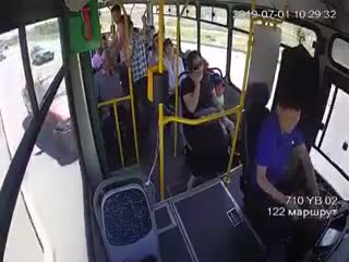 Мать с ребенком хотела выпрыгнуть из автобуса без водителя и попала под колеса.