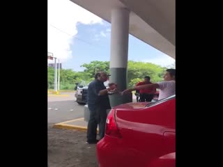 В Мексике за спор о парковочном месте, бесплатно проводят коррекцию зрения, правда не лазером