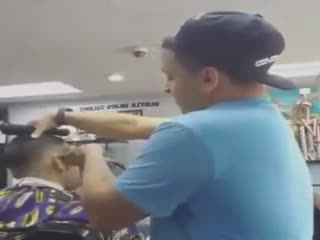 Думал подстричься спокойно... Нет же..