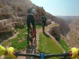 Велосипедист упал с обрыва в Альпах