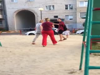 Матери напали на подростков, которые целовались на детской площадке в Пензе