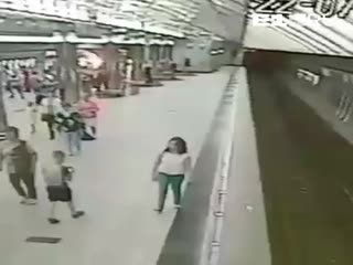 Мальчик упал с платформы в Екатеринбурге на станции метро Чкаловская
