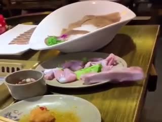 Страшный момент, когда сырое мясо ожило