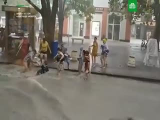 Улицы Геленджика после сильного ливня превратились в реки