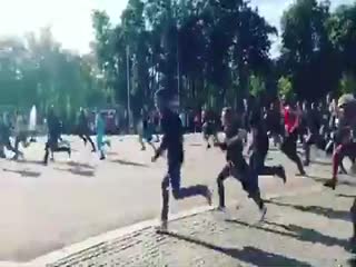 Это фанаты Rammstein бегут к стадиону Лужники, чтобы занять первые ряды перед сценой