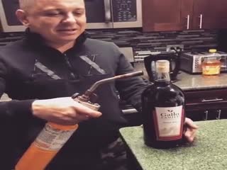 Как открыть вино с помощью горелки