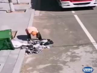 Пожарные помогли мусорщику