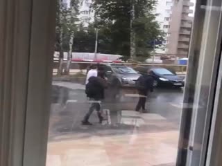 В Зеленограде неадекватный мужчина попытался напасть на женщину, но его обезвредил очевидец