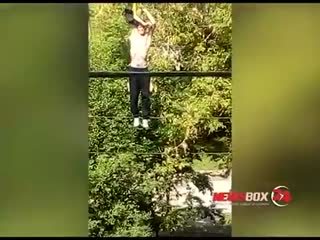 Житель п.Новошахтинск решил продемонстрировать навыки скалолазания и упал