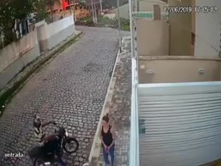 Девушка отбилась от уличных грабителей