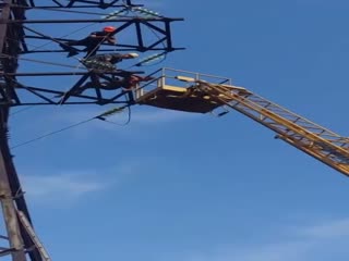 Школьники решили замутить селфи на ЛЭП-опоре. История с плохим исходом