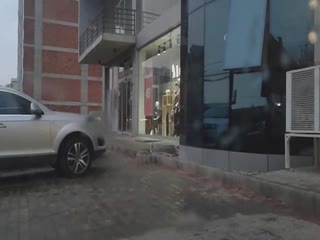 Манекен поворачивает голову прямо в камеру