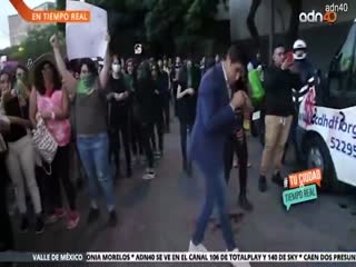 Участник митинга нокаутировал журналиста в прямом эфире мексиканского телеканала