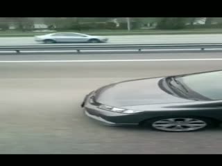 Женщина развлекалась на автопилоте в Tesla