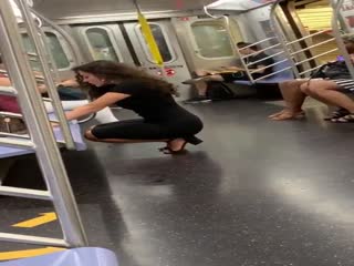 Чем бы еще заняться в метро?