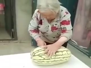 Бабушка показывает как резать арбуз