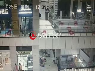 Крыша ТЦ в Китае после сильного ливня лопнула и обрушилась прямо на девушку