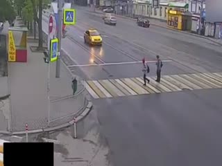 Как вы смеете переходить улицу по пешеходному переходу?!