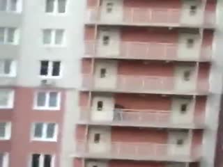 В Красногорске мужчина открыл стрельбу с балкона