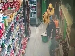 Доставщик Яндекс.Еды украл из магазина колбасы на 300$