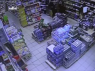 Мужчина разбил несколько бутылок о голову своего знакомого из-за похищенной у него музыкальной колонки