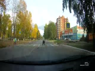 При повороте направо леди совершила столкновение с мотоциклистом