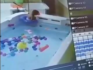 В Китае оставшийся без присмотра ребенок утонул в бассейне