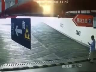 Впечатала в стену