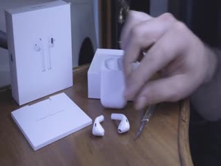 Талантливый ювелир превращает простые наушники AIRPODS в золотые AIRGOLDS