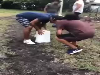 Я поймал его! Помоги мне!