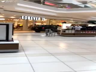 В Чикаго мужчина заехал на внедорожнике в молл