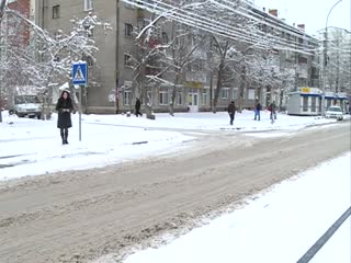 Журналистка не смогла сохранить спокойствие во время репортажа на пешеходном переходе