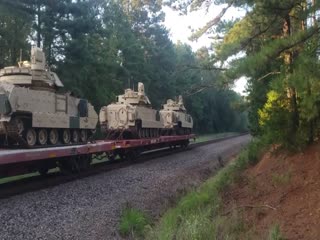 В США мужик обнаружил на железнодорожном переезде несколько забытых БМП Брэдли