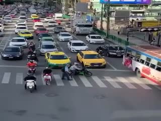 Мотоциклист в Бангкоке помог иностранцу перейти дорогу