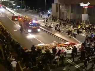 Демонстранты в Гонконге разобрали баррикады, чтобы пропустить скорую помощь