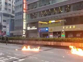 Гонконг сегодня стал похож на зону боевых действий