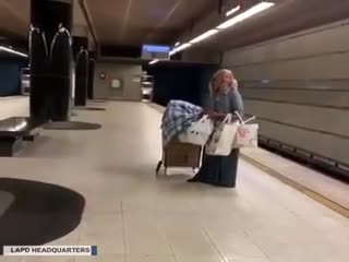 Бездомная женщина исполняет оперную арию в метро Лос-Анджелеса