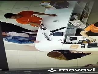 В Сочи продавец перед покупателями отрезал себе палец