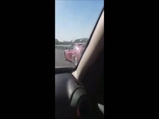 Престарелый лихач, управляя раритетным спорткаром, лихо «подрезал» легковушку в Аргентине