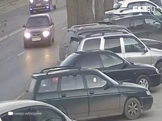 Камера наблюдение сняла лобовое столкновение в Екатеринбурге