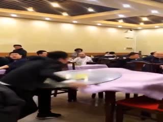 Удивительные навыки шеф-повара и официанта