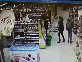 Годовалая девочка упала лицом на осколки от бутылки в московском супермаркете