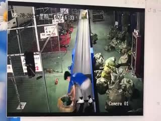 Затянуло внутрь конвейера