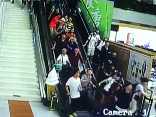 Обрушения потолка на эскалатор, заполненный туристами