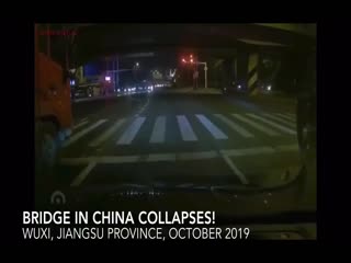 В Китае мост рухнул на проезжавшие под ним автомобили