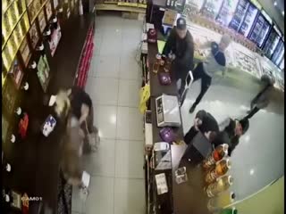 В Ачинске мужчины с битой избили покупателей в магазине.
